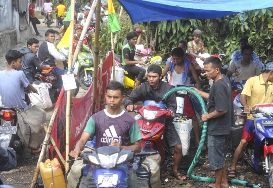 Demi air bersih, warga kaki Gunung Salak antre dari jam tiga pagi