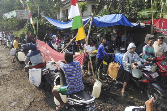 Demi air bersih, warga kaki Gunung Salak antre dari jam tiga pagi