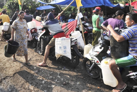 Demi air bersih, warga kaki Gunung Salak antre dari jam tiga pagi