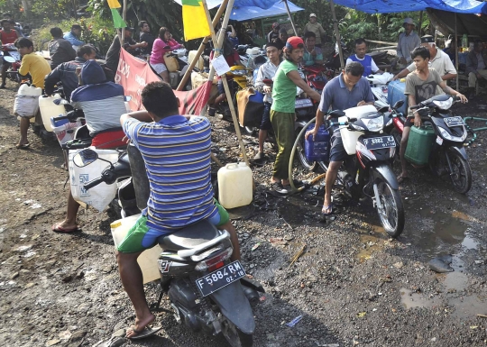 Demi air bersih, warga kaki Gunung Salak antre dari jam tiga pagi