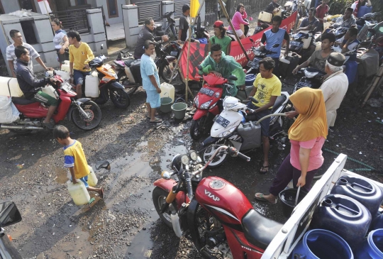 Demi air bersih, warga kaki Gunung Salak antre dari jam tiga pagi