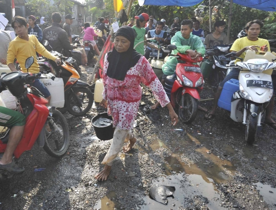 Demi air bersih, warga kaki Gunung Salak antre dari jam tiga pagi