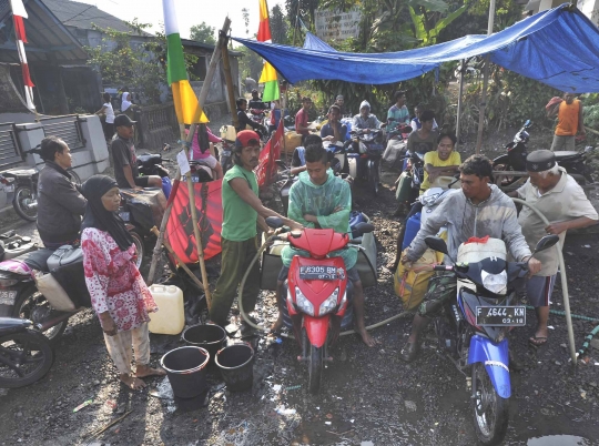 Demi air bersih, warga kaki Gunung Salak antre dari jam tiga pagi