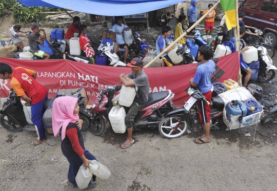 Demi air bersih, warga kaki Gunung Salak antre dari jam tiga pagi