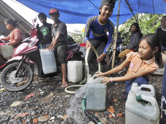 Demi air bersih, warga kaki Gunung Salak antre dari jam tiga pagi