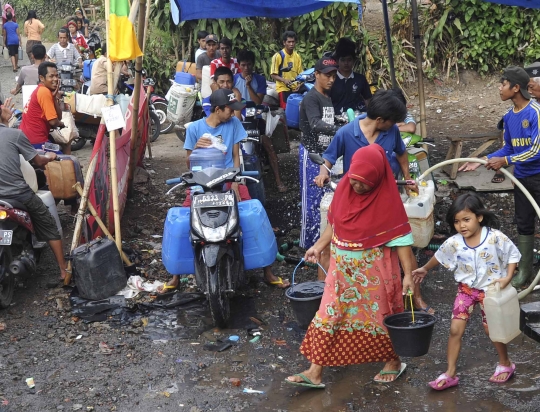 Demi air bersih, warga kaki Gunung Salak antre dari jam tiga pagi