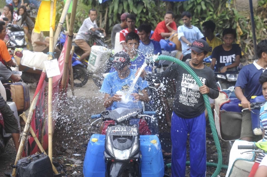 Demi air bersih, warga kaki Gunung Salak antre dari jam tiga pagi