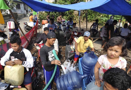 Demi air bersih, warga kaki Gunung Salak antre dari jam tiga pagi