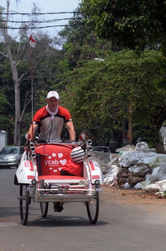 Demi amal, bule Skotlandia ini rela tarik becak Aceh-Jakarta