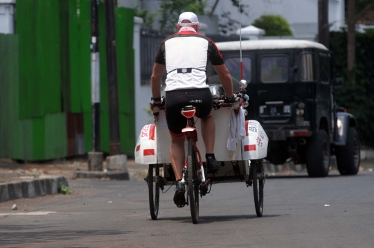 Demi amal, bule Skotlandia ini rela tarik becak Aceh-Jakarta