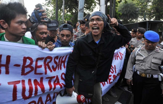 Gelar aksi demo Wapres JK, massa bawa bangkai tikus