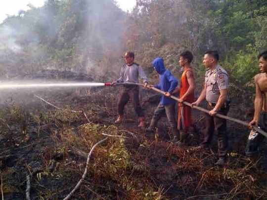 Melihat proses pemadaman kebakaran hutan di Pelalawan, Riau