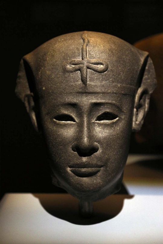 Mengunjungi pameran patung peninggalan bawah laut Mesir kuno