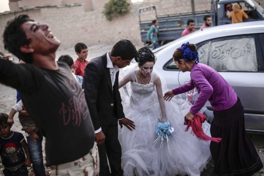 Meratapi perayaan nikah di negara konflik Suriah