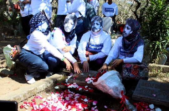 Kekhusyukan aktivis gelar tahlilan di makam Munir