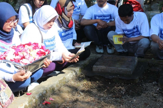 Kekhusyukan aktivis gelar tahlilan di makam Munir