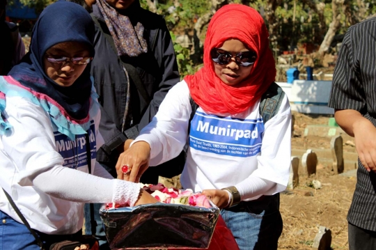 Kekhusyukan aktivis gelar tahlilan di makam Munir