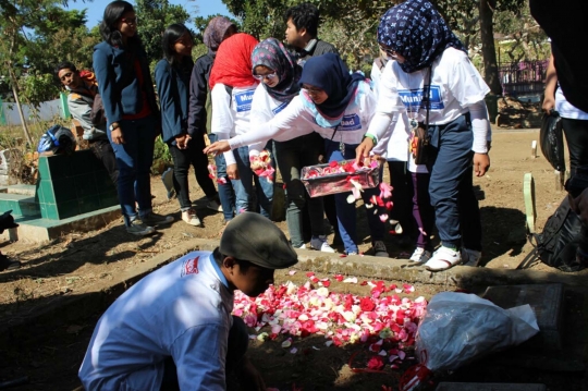 Kekhusyukan aktivis gelar tahlilan di makam Munir