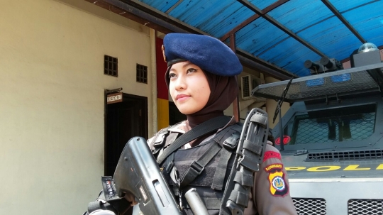 Si cantik anggota Brimob DIY ini lihai menembak dan menjinakkan bom