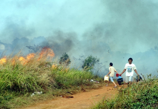 Warga dan petugas bahu-membahu padamkan kebakaran lahan di Tangsel