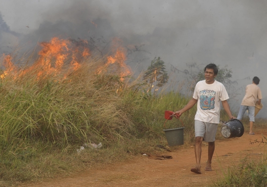 Warga dan petugas bahu-membahu padamkan kebakaran lahan di Tangsel