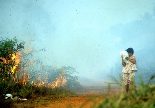 Warga dan petugas bahu-membahu padamkan kebakaran lahan di Tangsel