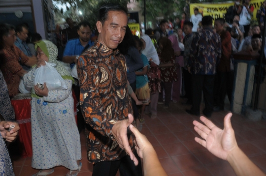 Bagi sembako gratis, Jokowi dikerumuni warga