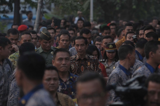 Bagi sembako gratis, Jokowi dikerumuni warga