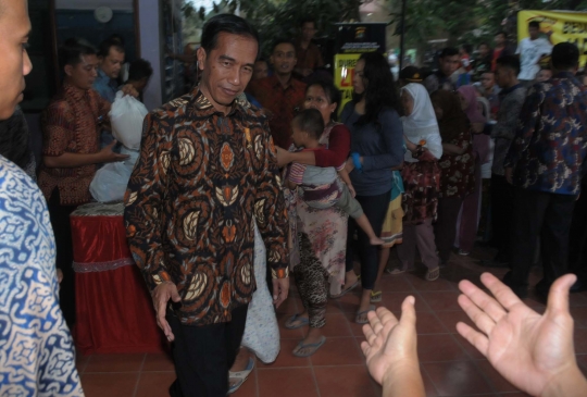 Bagi sembako gratis, Jokowi dikerumuni warga