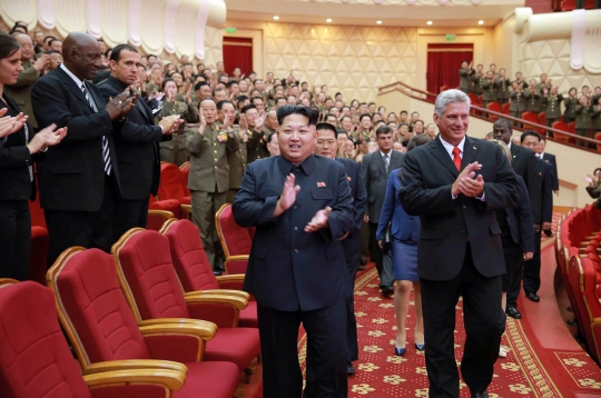 Gaya unik Kim Jong-un ajak Wapres Kuba nonton pentas seni usai rapat