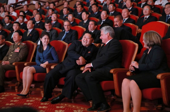Gaya unik Kim Jong-un ajak Wapres Kuba nonton pentas seni usai rapat