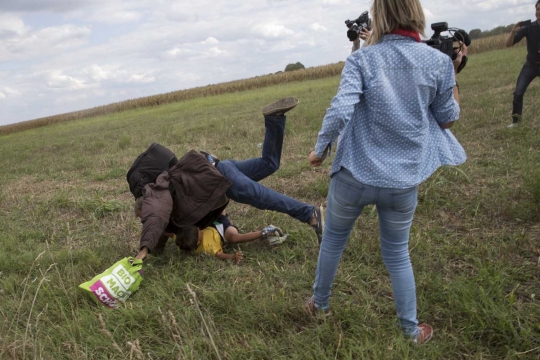 Ini aksi jahat juru kamera Hungaria tendang pengungsi gendong anak
