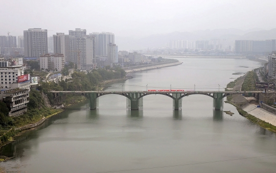 Melihat momen detik-detik peledakan Jembatan Lishui di China