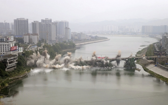 Melihat momen detik-detik peledakan Jembatan Lishui di China