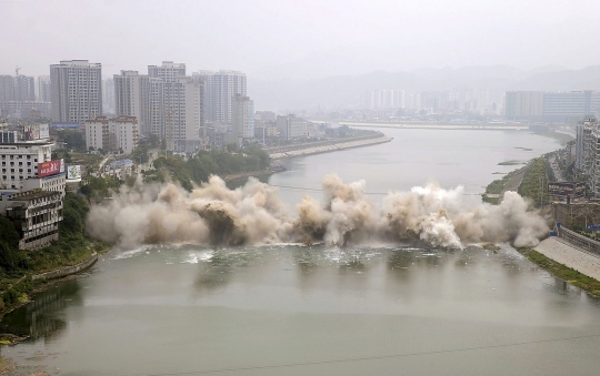 Melihat momen detik-detik peledakan Jembatan Lishui di China