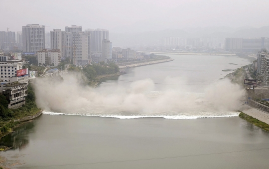 Melihat momen detik-detik peledakan Jembatan Lishui di China