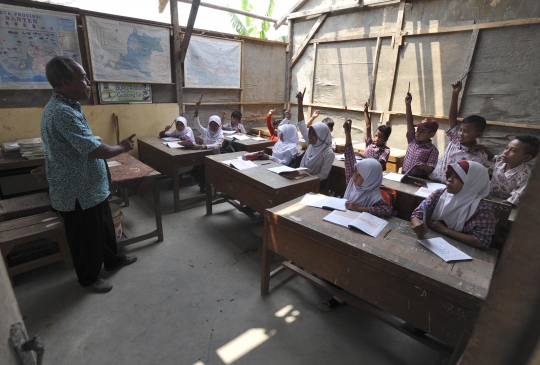 Intip kondisi miris murid SD di Serang belajar di bedeng tanpa atap