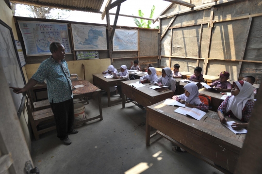 Intip kondisi miris murid SD di Serang belajar di bedeng tanpa atap