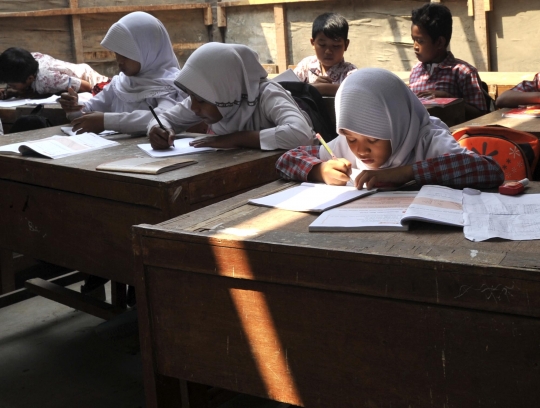 Intip kondisi miris murid SD di Serang belajar di bedeng tanpa atap