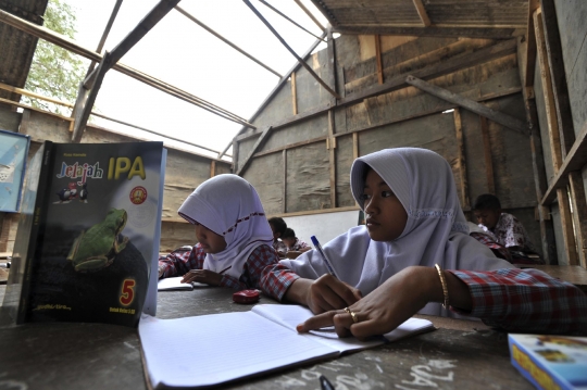 Intip kondisi miris murid SD di Serang belajar di bedeng tanpa atap