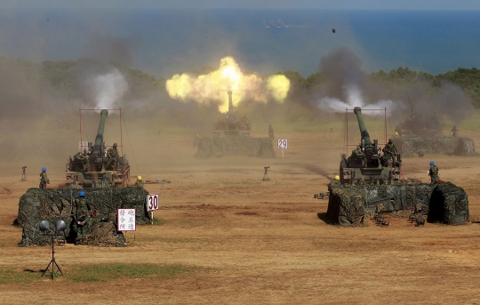 Sangarnya dentuman meriam-meriam besar militer Taiwan