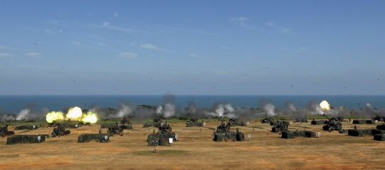 Sangarnya dentuman meriam-meriam besar militer Taiwan