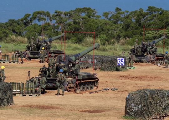 Sangarnya dentuman meriam-meriam besar militer Taiwan
