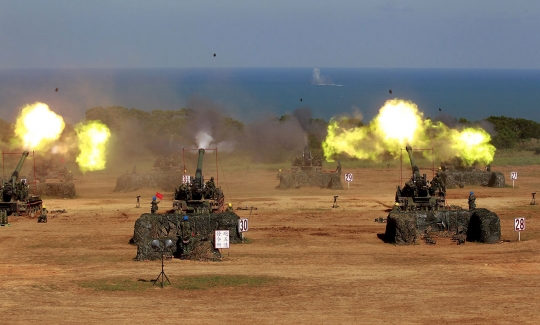 Sangarnya dentuman meriam-meriam besar militer Taiwan