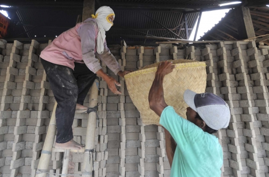Kemarau panjang, petani Serang alih profesi jadi pembuat batu bata
