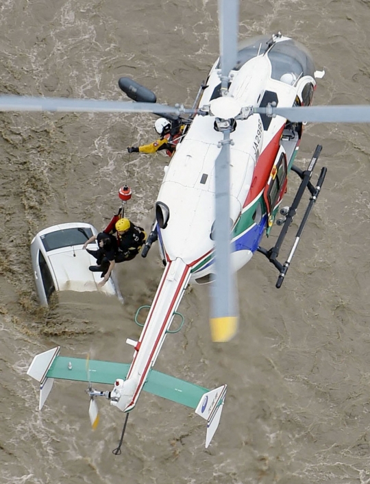 Helikopter selamatkan korban terjebak banjir dahsyat di Jepang