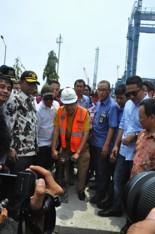 Aksi Menko Rizal Ramli bongkar jalan yang tutupi rel di Priok