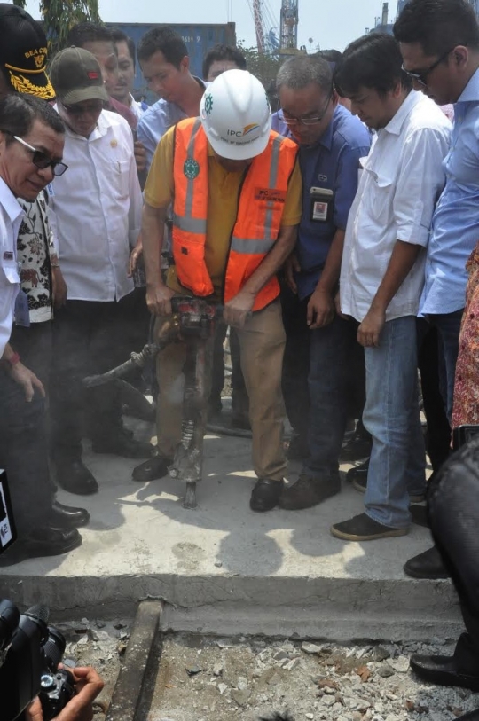 Aksi Menko Rizal Ramli bongkar jalan yang tutupi rel di Priok