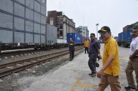 Aksi Menko Rizal Ramli bongkar jalan yang tutupi rel di Priok