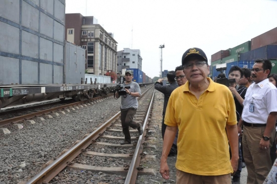 Aksi Menko Rizal Ramli bongkar jalan yang tutupi rel di Priok